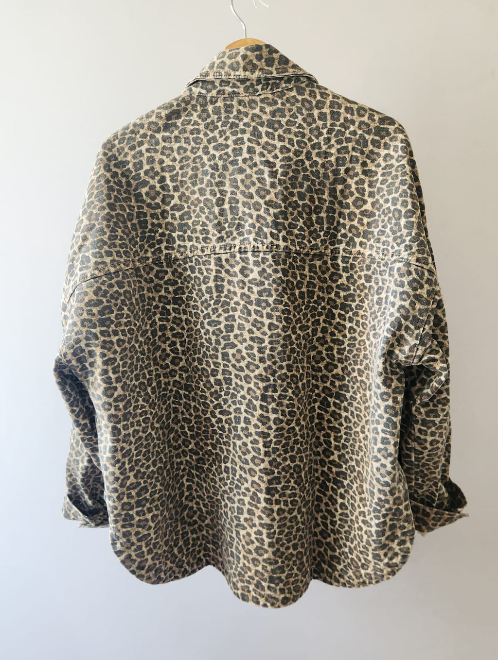 sobre camisa animal print oversize